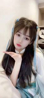她行走于黑暗中